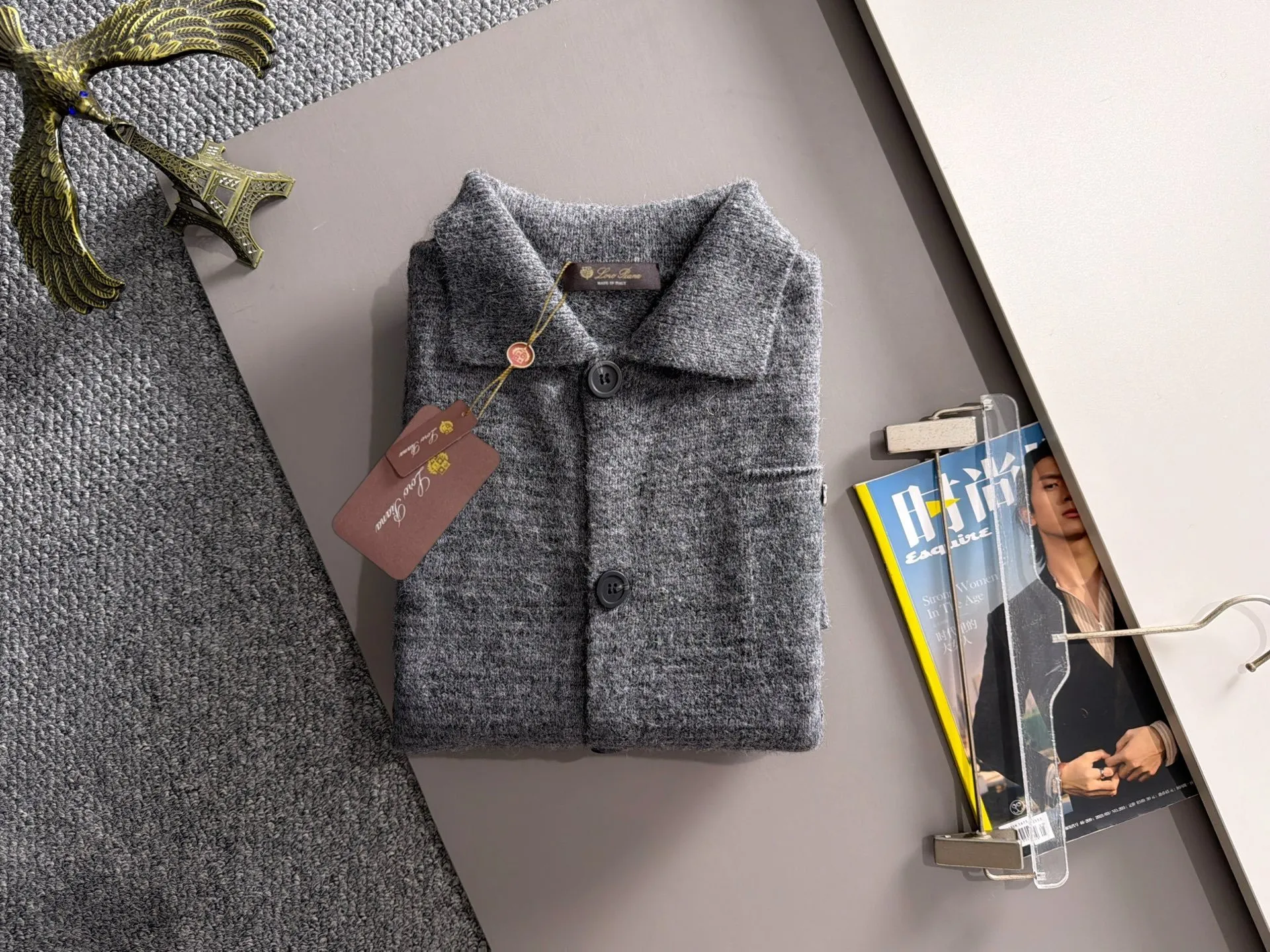 LP Loro Piana's 2026 autumn and winter latest sweater jackets from the official website are now on sale at the counter for Hot Sale! Specially made of wool blended fabric. It feels comfortable and can be directly in contact with the skin. The logo badge is exquisitely embroidered, which is extremely eye-catching! The details highlight the fashionable charm of big brands. Exquisite workmanship. Three-dimensional cutting style. The wearing effect is invincible and handsome! All three standards are complete! Sizes:M-3XL